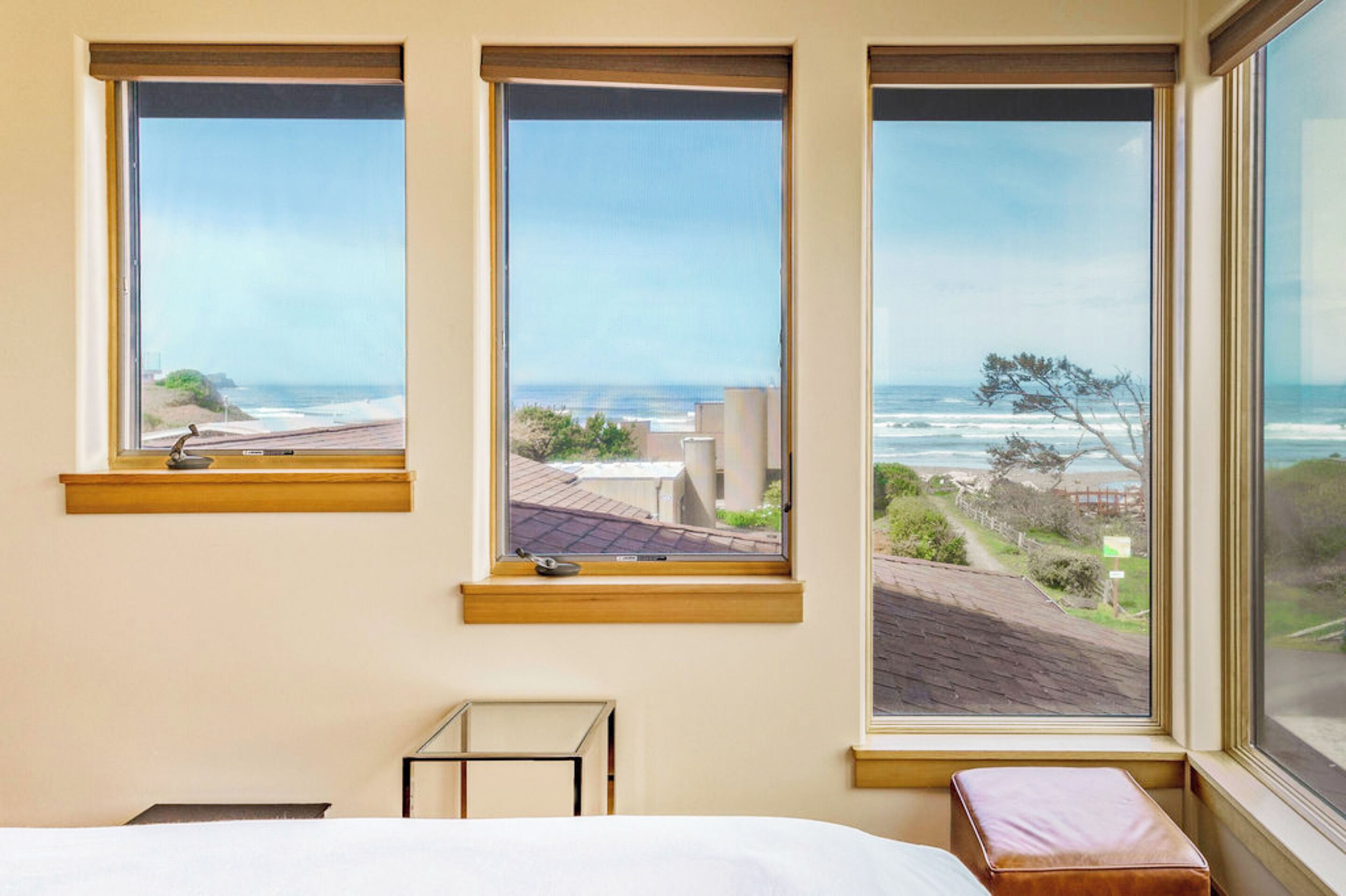 5 chambres, bureau, fer et planche à repasser, lit parapluie