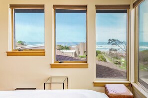 5 habitaciones, escritorio y tabla de planchar con plancha