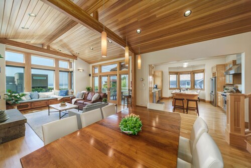 The Castle Rock Estate by AvantStay | Steps From Arch Cape Beach