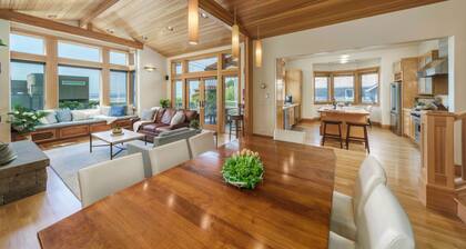 The Castle Rock Estate by AvantStay | Steps From Arch Cape Beach