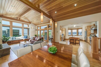 The Castle Rock Estate by AvantStay | Steps From Arch Cape Beach