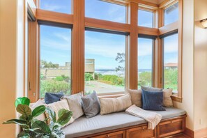 Smart TV, fireplace, offices