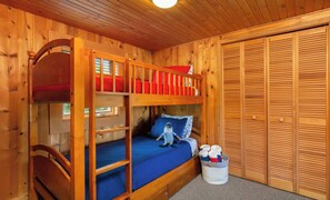 3 bedrooms, desk, iron/ironing board, travel crib
