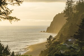 Beach nearby - Ocean Views, Outdoor Living, 5min Walk to Beach | The Purcell House by AvantStay (Nehalem)
