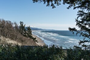 Beach nearby - Ocean Views, Outdoor Living, 5min Walk to Beach | The Purcell House by AvantStay (Nehalem)