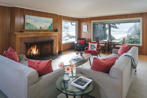 Smart TV, chimenea y oficina 