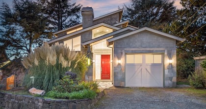 Villa Manzanita by AvantStay | Hot Tub, 1 Block to Beach/Town, Chef's Kitchen
