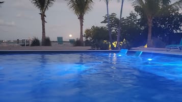 屋外プール、温水プール