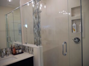 Ducha y bañera combinadas, secador de pelo, toallas y jabón