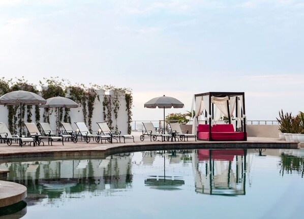 Outdoor pool, a heated pool