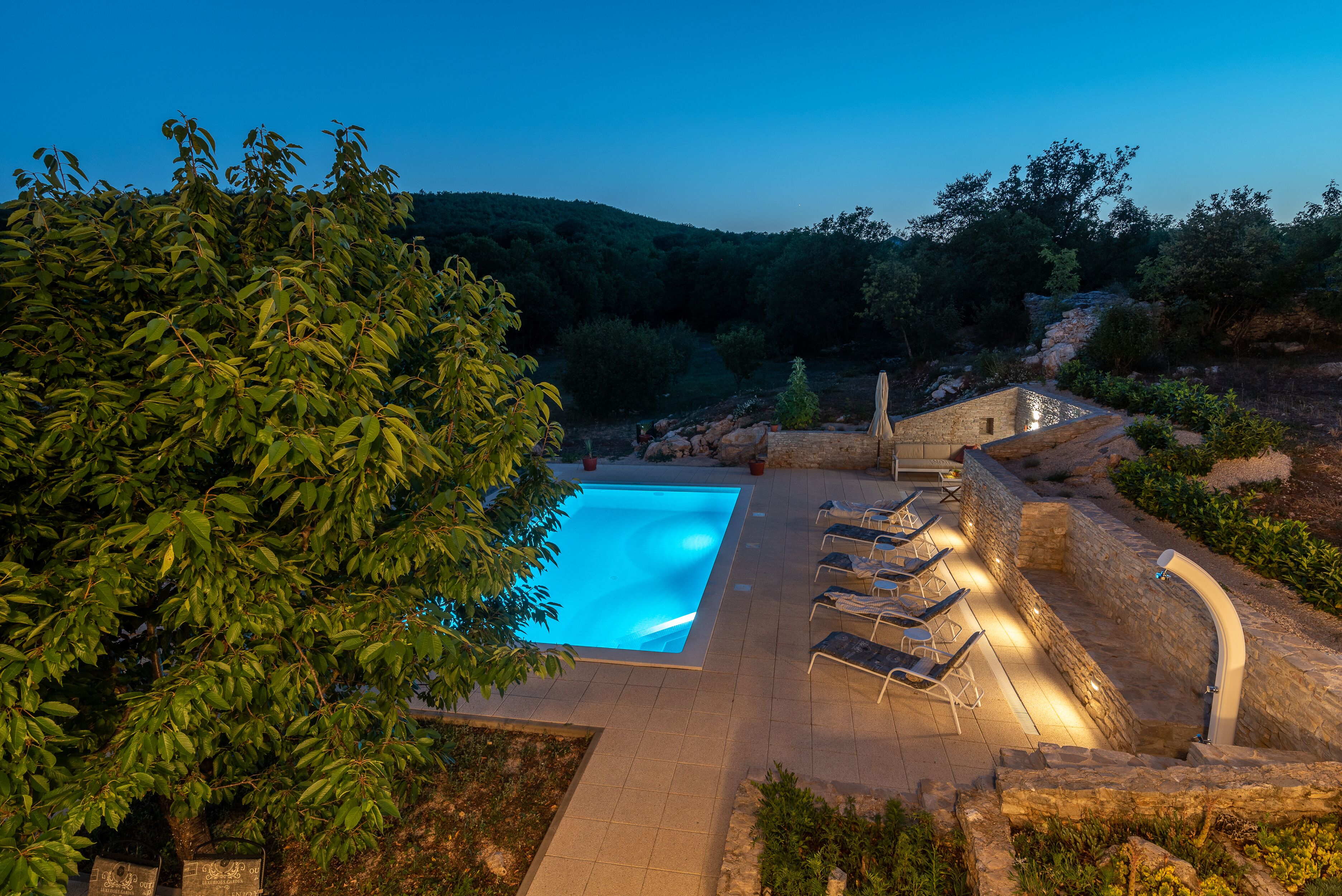 Una piscina al aire libre, una piscina climatizada