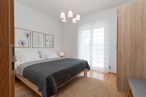 3 bedrooms, iron/ironing board, WiFi, bed sheets