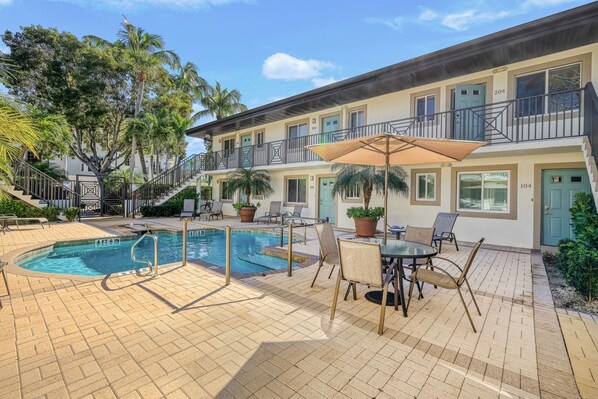 Alberca al aire libre y alberca climatizada