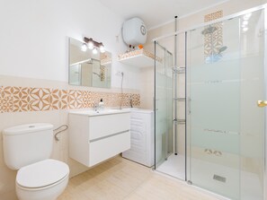 シャワー、ヘアドライヤー、タオル