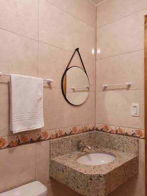 Shower, hair dryer, bidet, towels