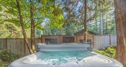 Home Sweet Mountains.... Cozy chalet with Hot Tub!