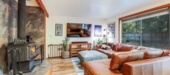 Home Sweet Mountains.... Cozy chalet with Hot Tub!