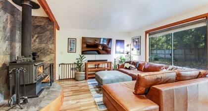 Home Sweet Mountains.... Cozy chalet with Hot Tub!