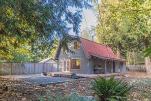 Exterior - Home Sweet Mountains.... Cozy chalet with Hot Tub! (Baring)