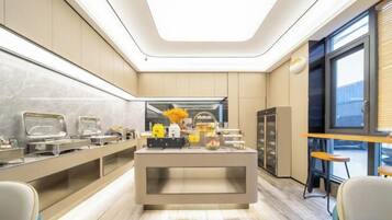 Una cocina moderna con una isla central, electrodomésticos integrados y un amplio ventanal que proporciona luz natural.