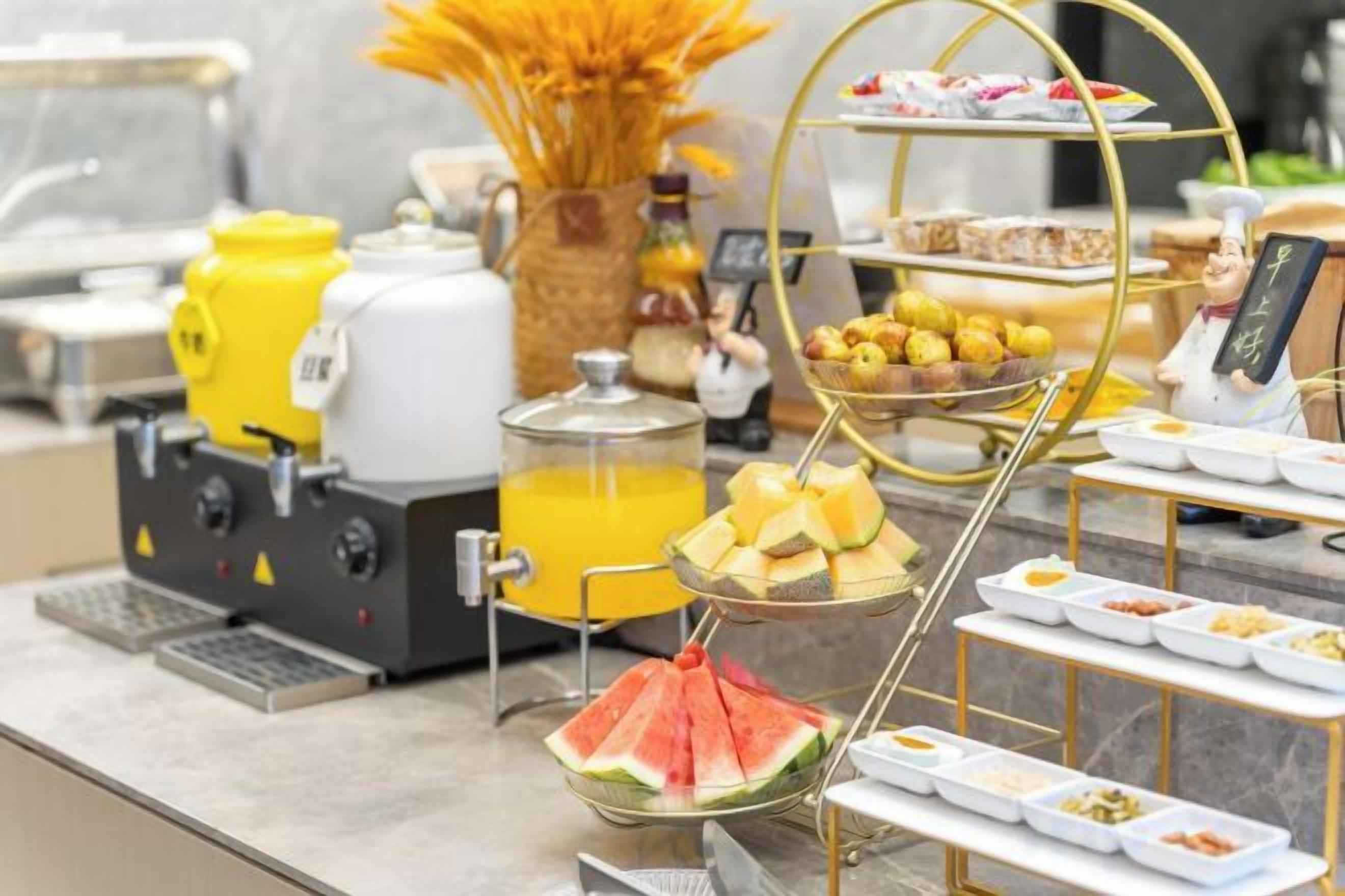 Disposição de buffet com diversos alimentos e uma máquina de café.