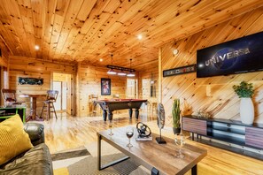 Smart-TV, Kamin, Videospiele, Tischfußball