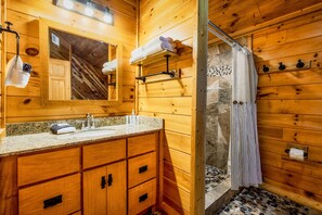 Dusche, Whirlpool, Haartrockner, Handtücher