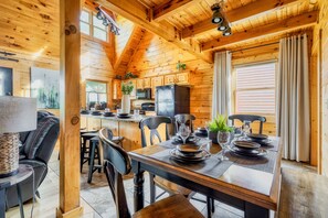 Dining - ☞Exquisite! 🌿Winter Sale ⛰Stunning Views ♨️HotTub 🎱PoolTable🕹Arcade (Gatlinburg)