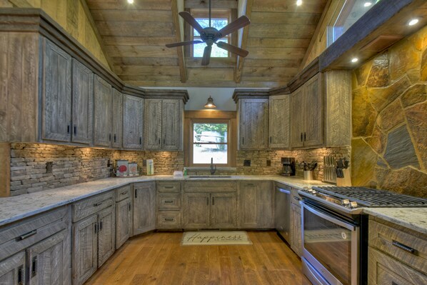 冰箱、微波炉、烤箱、炉灶