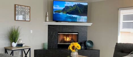 Fernseher, Kamin, Tischtennisplatte