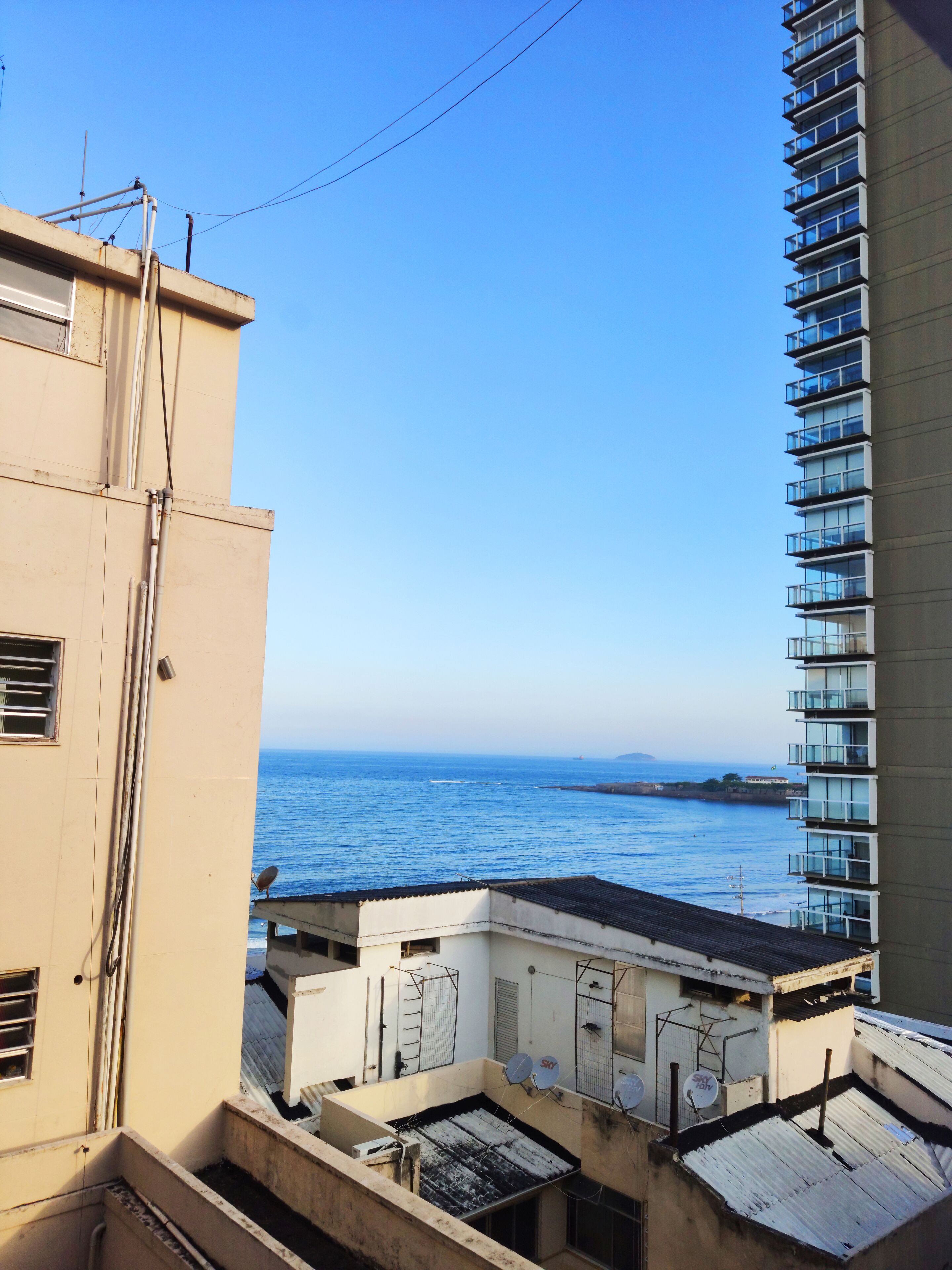 Un immeuble de grande hauteur offrant une vue sur la mer.