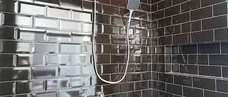 Departamento Premium (1206) | Baño | Regadera, toallas, jabón, shampoo