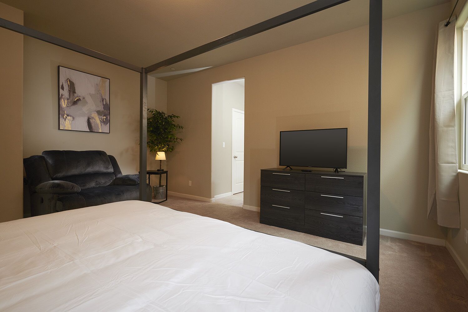 5 bedrooms, desk, iron/ironing board, travel cot