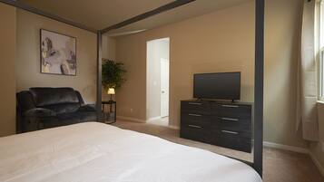 5 bedrooms, desk, iron/ironing board, travel cot