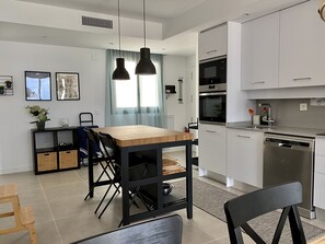 Réfrigérateur, four à micro-ondes, un four, surface de cuisson