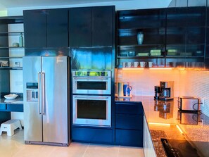 雪櫃、微波爐、焗爐、爐具