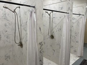 Regadera, jabón, papel de baño