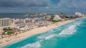 Eine Küstenstadt mit Strand, Hotels und Blick aufs Meer.