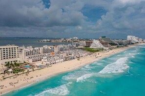 Plage, chaises longues, serviettes de plage