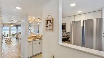 Een koelkast, een microgolfoven, een oven, een kookplaat