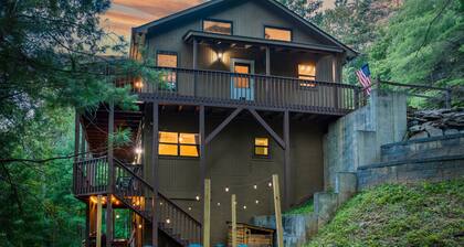 Secluded cabin, creek, dogs ok, theater&escape room, hottub, fireplace fire pit.