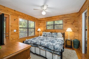 4 chambres, bureau, fer et planche à repasser, lit de bébé portatif