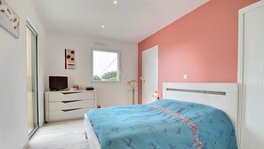 2 bedrooms, iron/ironing board, free WiFi