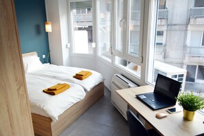 1 habitación, escritorio, tabla de planchar con plancha y wifi gratis 