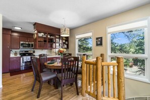 Dining - RMNP Cabin Getaway, Close to Downtown, Close to RMNP Entrance, Estes Park CO (Estes Park)