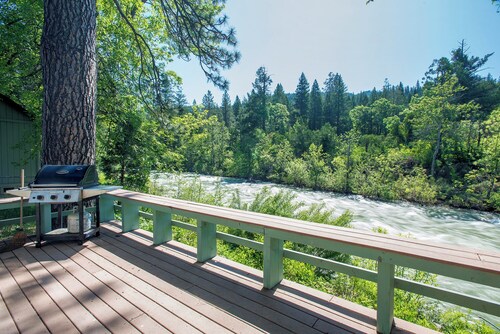 Ski’s Cabin – Your Perfect Riverside Escape