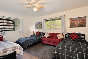 2 bedrooms, iron/ironing board, Internet, bed sheets