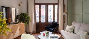 ChezmoiHomes Gran Via House with parking