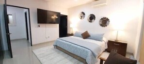 4 chambres, coffres-forts dans les chambres, fer et planche à repasser