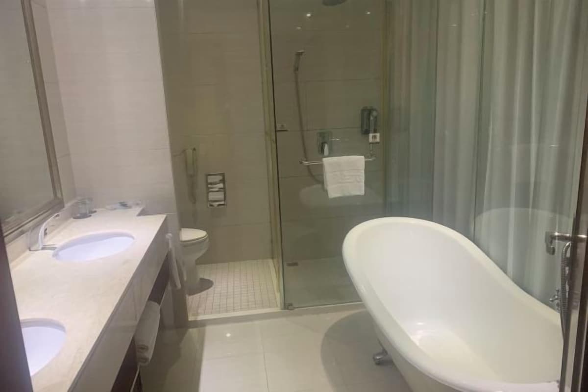Un baño con bañera, ducha e inodoro.